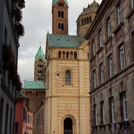 Wohnen Am Rhein, Zentrumsnah, Mietvertrag Obligatorisch *