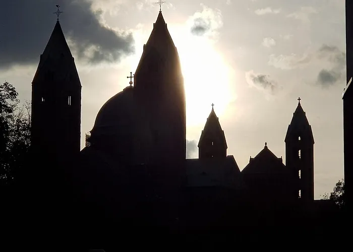 Wohnen Am Rhein, Zentrumsnah, Mietvertrag Obligatorisch