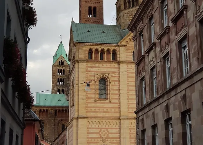 Wohnen Am Rhein, Zentrumsnah, Mietvertrag Obligatorisch *